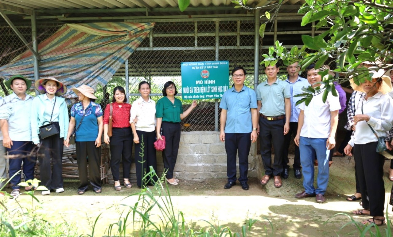 Hội Nông dân Ninh Bình tổ chức thăm quan mô hình xử lý rác thải hữu cơ tại huyện Gia Viễn