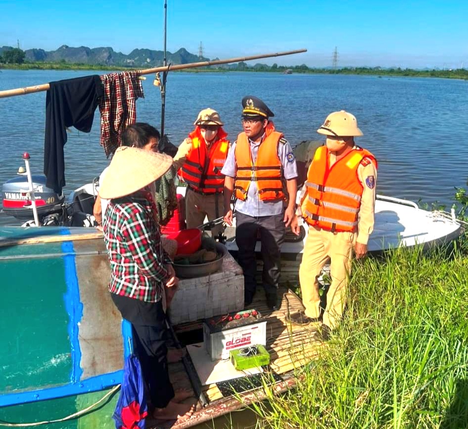 Trên sông Hoàng Long, ngành chức năng tỉnh Ninh Bình bắt quả tang 3 đối tượng kích điện bắt cá kiểu hủy diệt