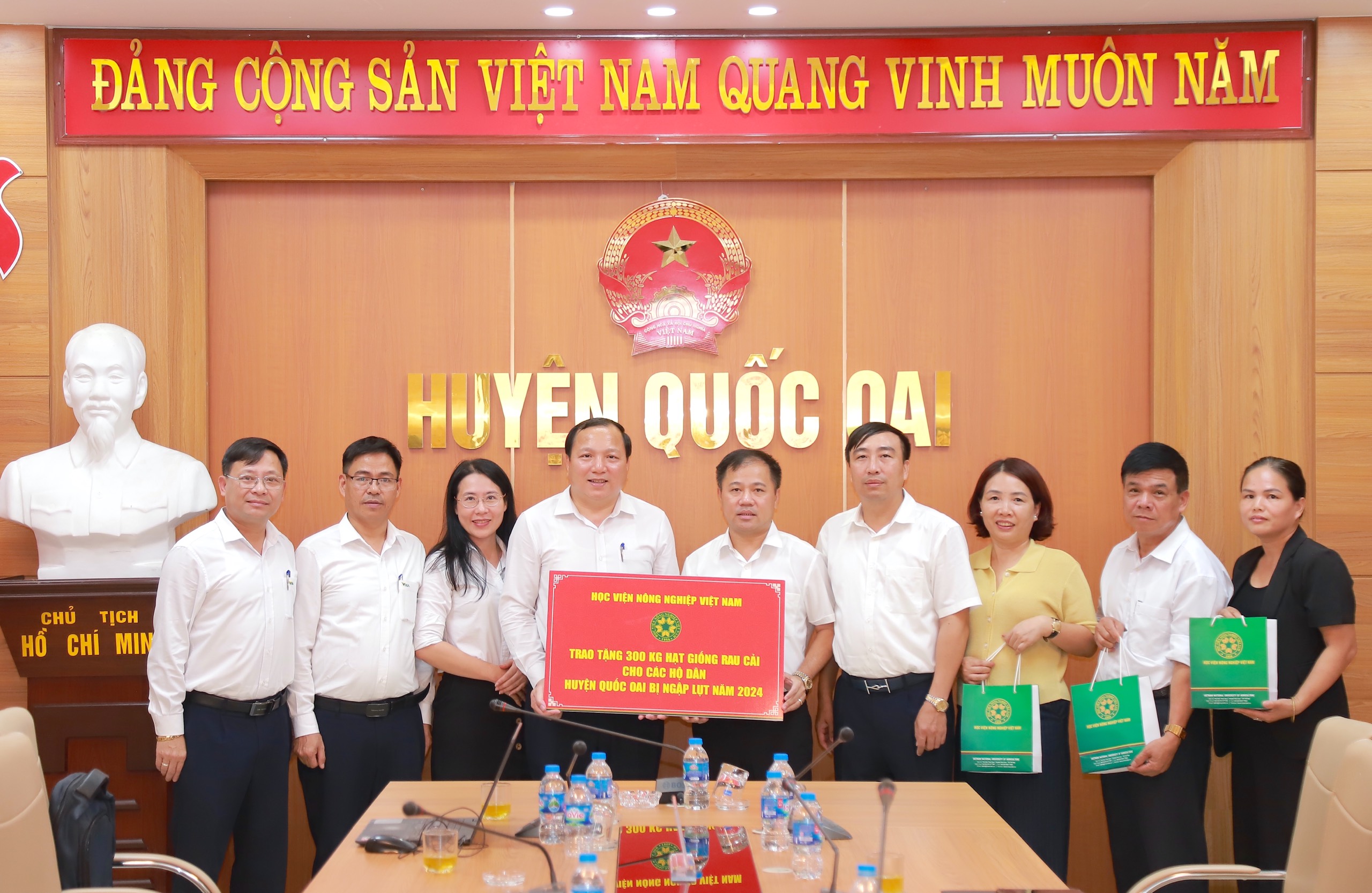 Học viện Nông nghiệp Việt Nam tặng hạt giống, quà cho người dân vùng ngập Hà Nội sau bão số 2