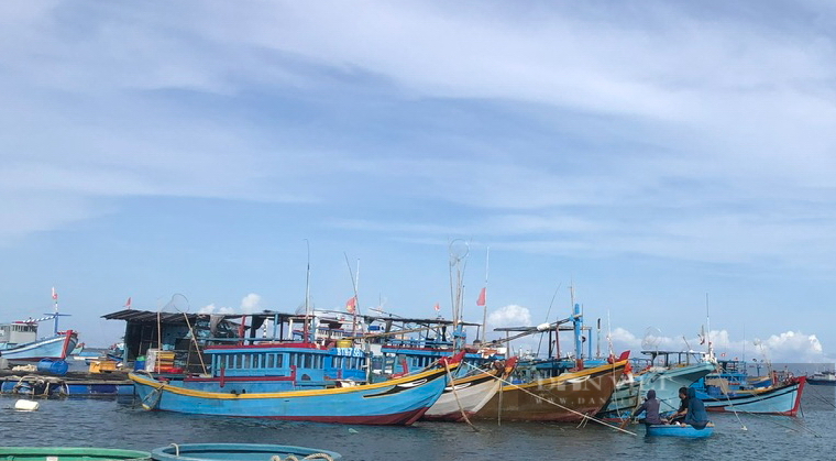 Tàu cá Bình Thuận gặp nạn trên biển, vẫn còn một ngư dân mất tích