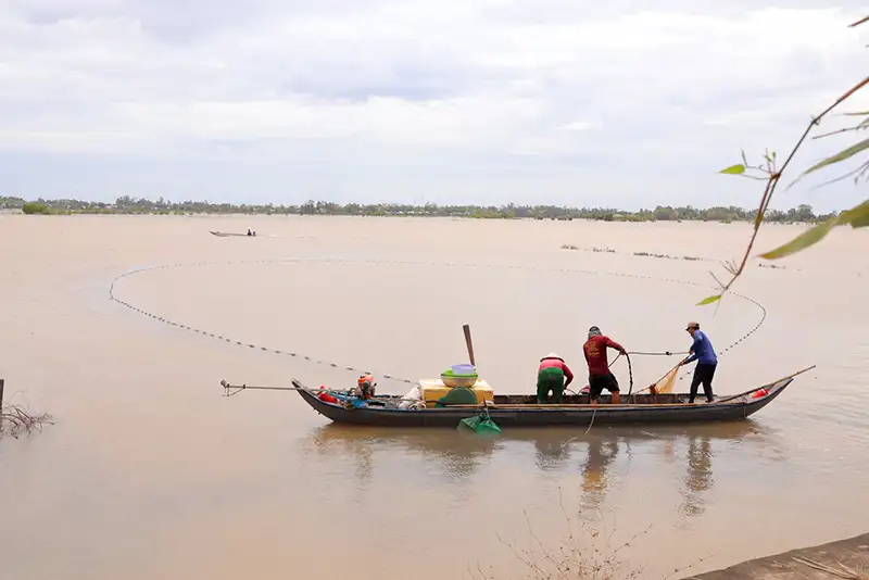 Đầu nguồn sông Tiền ở Đồng Tháp, nước đỏ như son, dân bắt được loài cá tên nghe quen, nhìn thì lạ