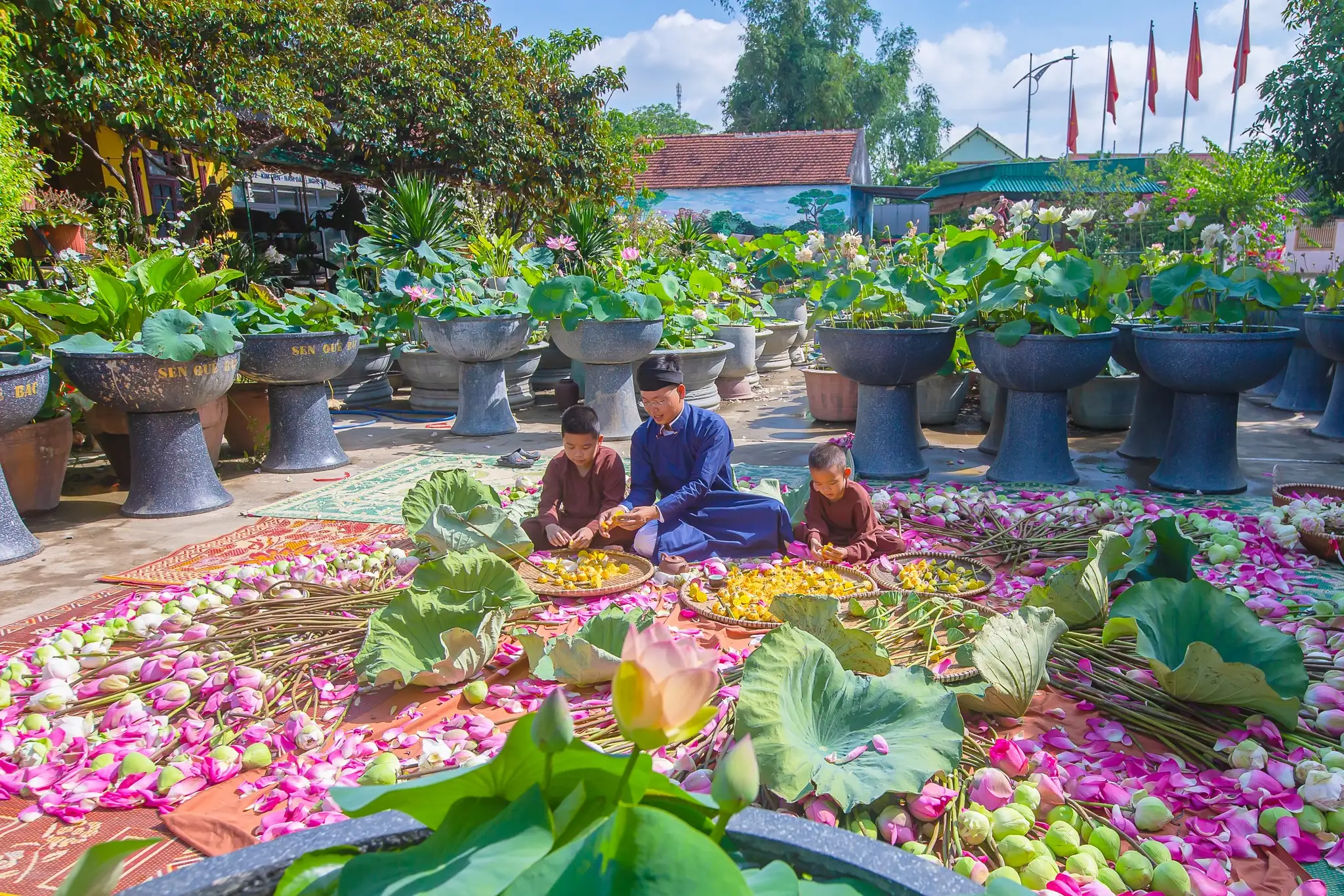 Huyện Nam Đàn Hội nghị Sơ kết 05 năm thực hiện Chương trình Mỗi xã một sản phẩm (OCOP) giai đoạn 2019 – 2024, triển khai nhiệm vụ năm 2025 và Trao giấy chúng nhận OCOP đợt 1, năm 2024.