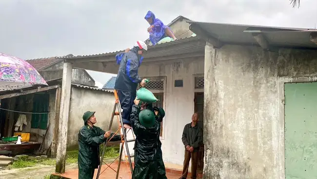 Thừa Thiên Huế lên phương án sơ tán hơn 16.000 hộ, quân đội giúp dân chằng chống nhà cửa