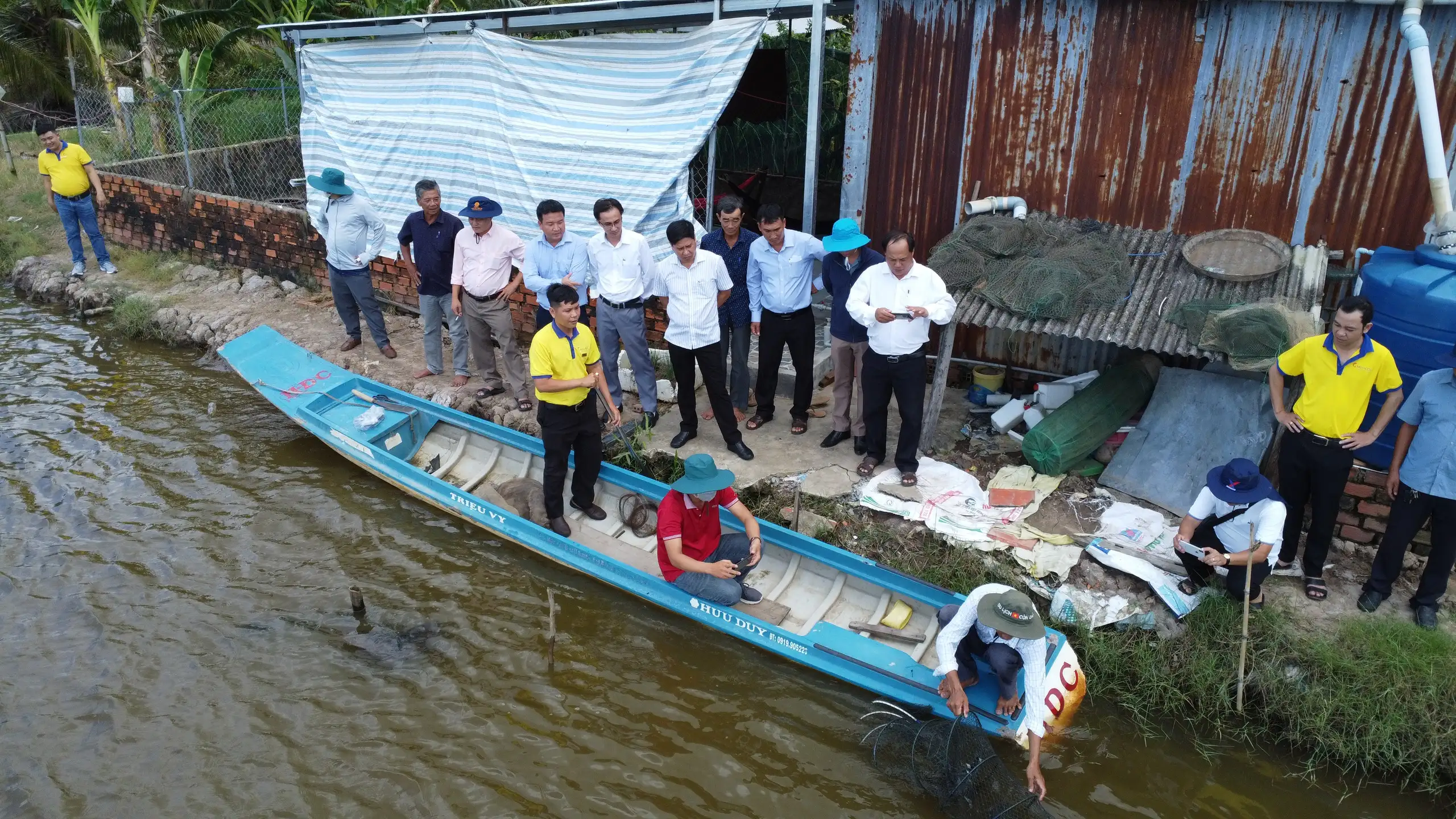 Nông dân Cà Mau hưởng lợi gì khi được trao chứng nhận quốc tế đầu tiên ở Việt Nam cho tôm nuôi?