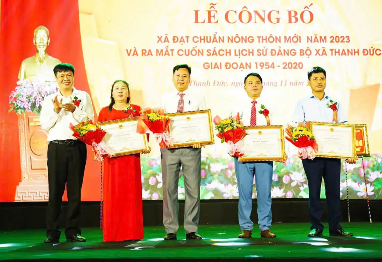 Xã Thanh Đức, huyện Thanh Chương đón Bằng công nhận xã đạt chuẩn Nông thôn mới