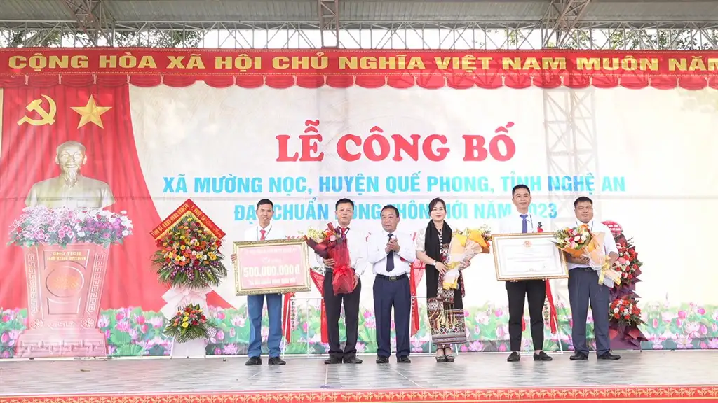 Xã Mường Nọc (huyện Quế Phong) đón Bằng công nhận xã đạt chuẩn nông thôn mới