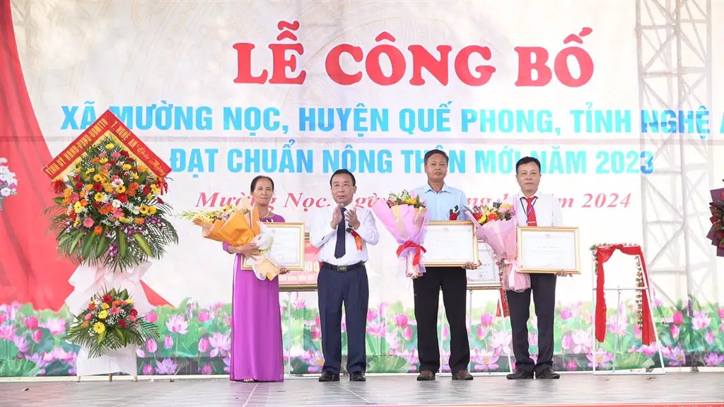 Xã Mường Nọc (huyện Quế Phong) đón Bằng công nhận xã đạt chuẩn nông thôn mới