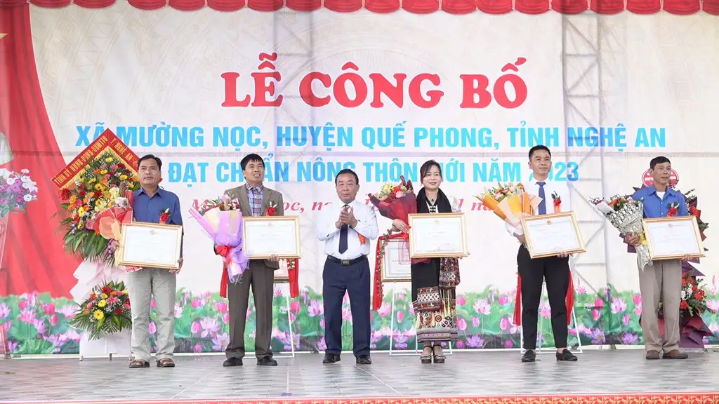 Xã Mường Nọc (huyện Quế Phong) đón Bằng công nhận xã đạt chuẩn nông thôn mới