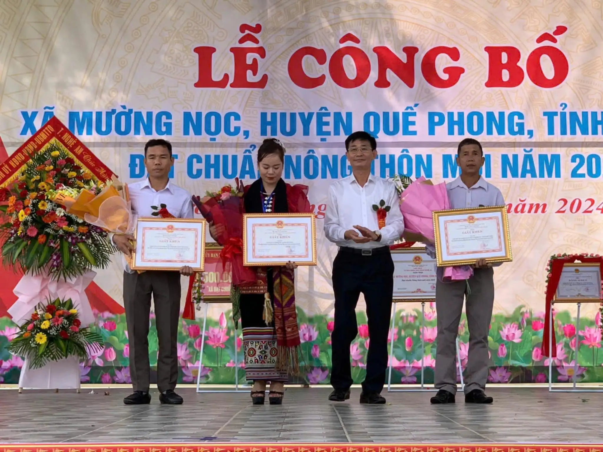 Xã Mường Nọc (huyện Quế Phong) đón Bằng công nhận xã đạt chuẩn nông thôn mới