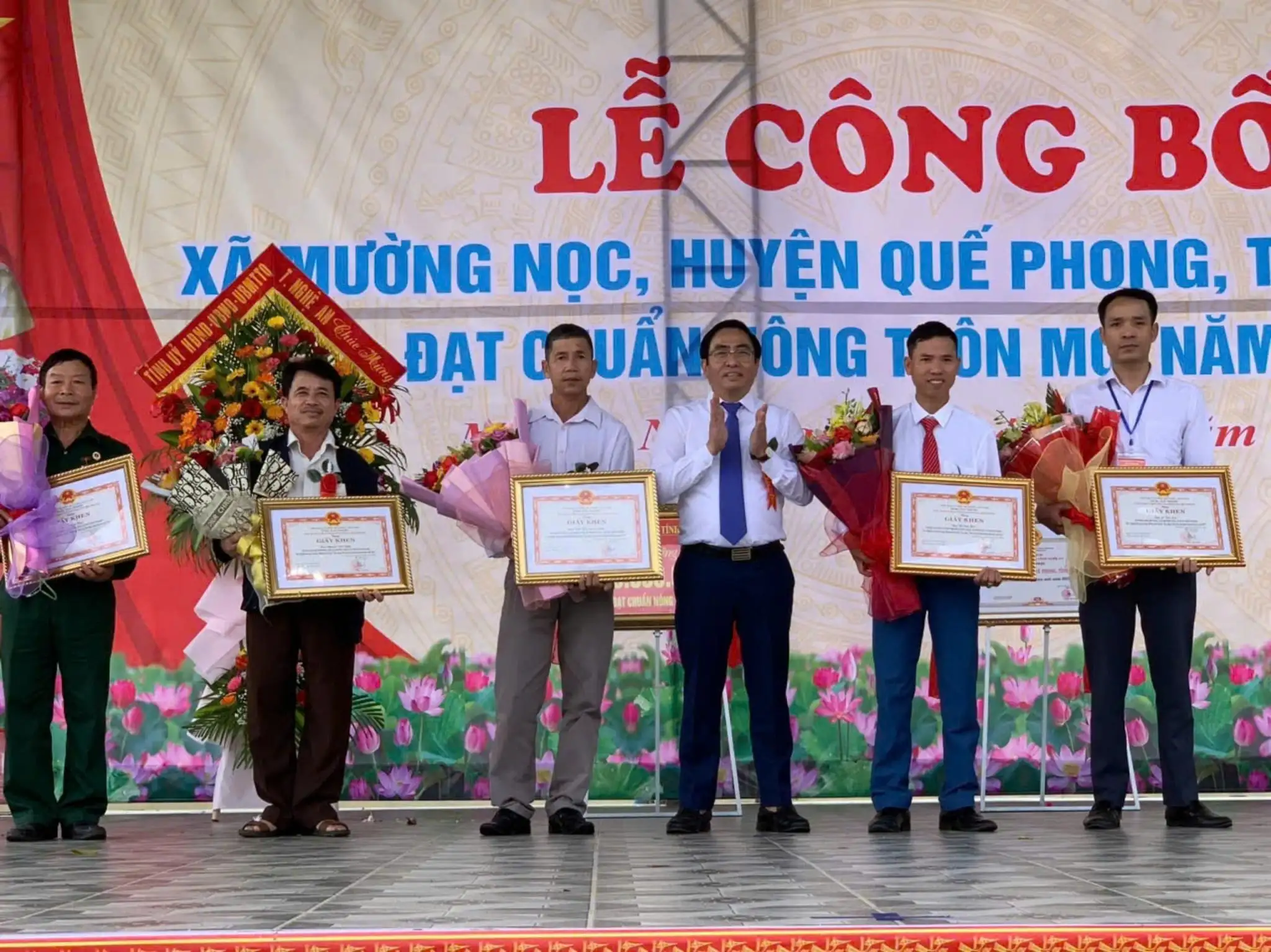 Xã Mường Nọc (huyện Quế Phong) đón Bằng công nhận xã đạt chuẩn nông thôn mới