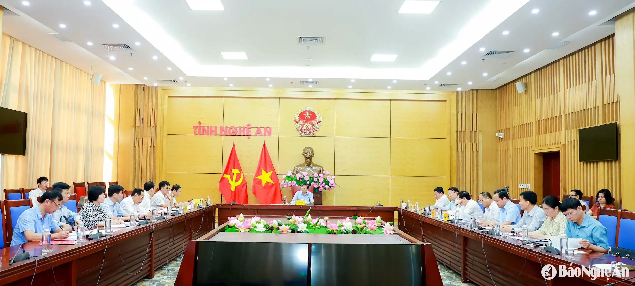 Ban Thường vụ Đảng ủy UBND tỉnh Nghệ An bàn giải pháp phát triển nhân lực có kỹ năng nghề