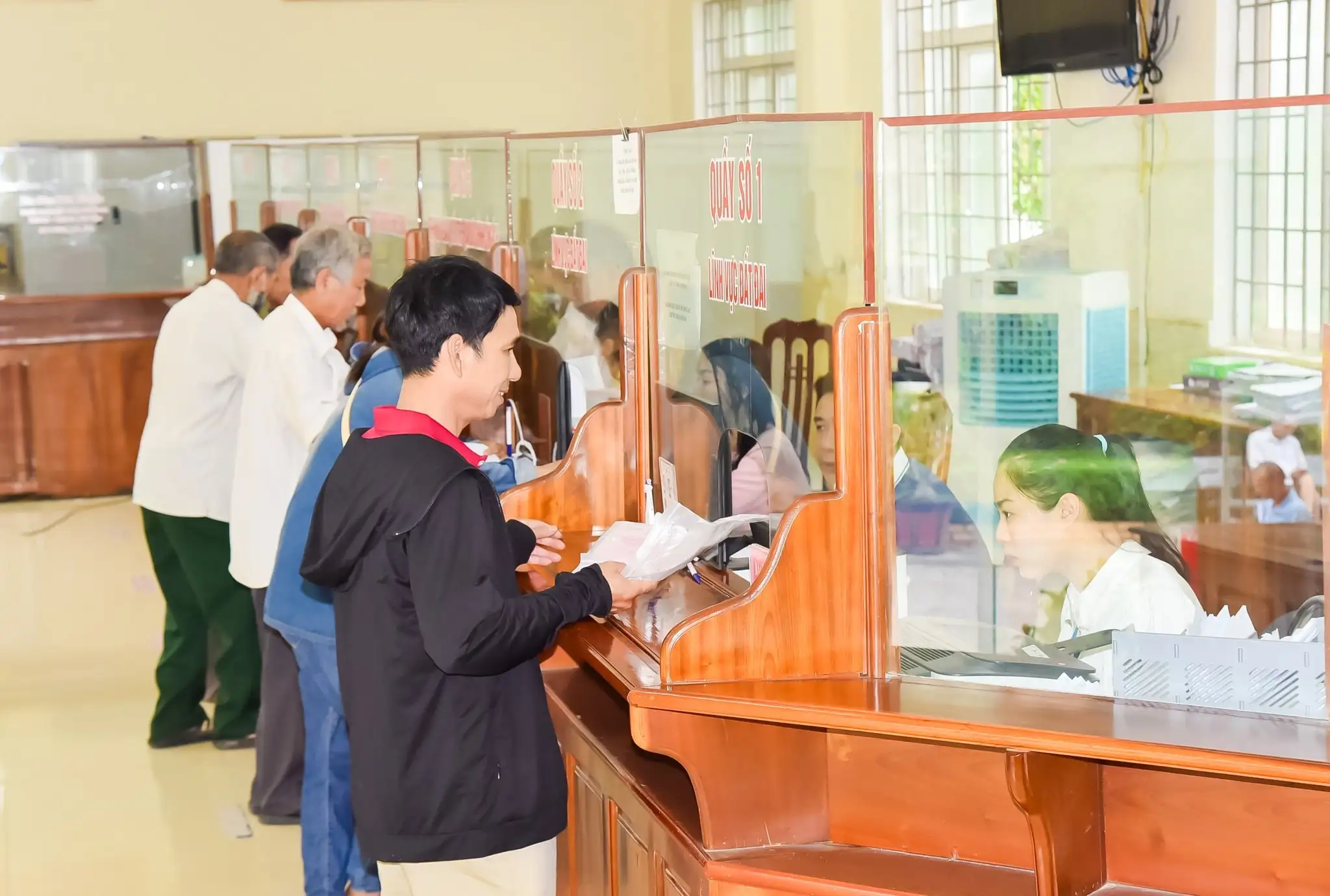 Giải pháp nâng cao hiệu quả cải cách hành chính gắn với chính quyền điện tử, dịch vụ công trực tuyến ở cấp xã khi thực hiện chính quyền địa phương hai cấp ở Nghệ An