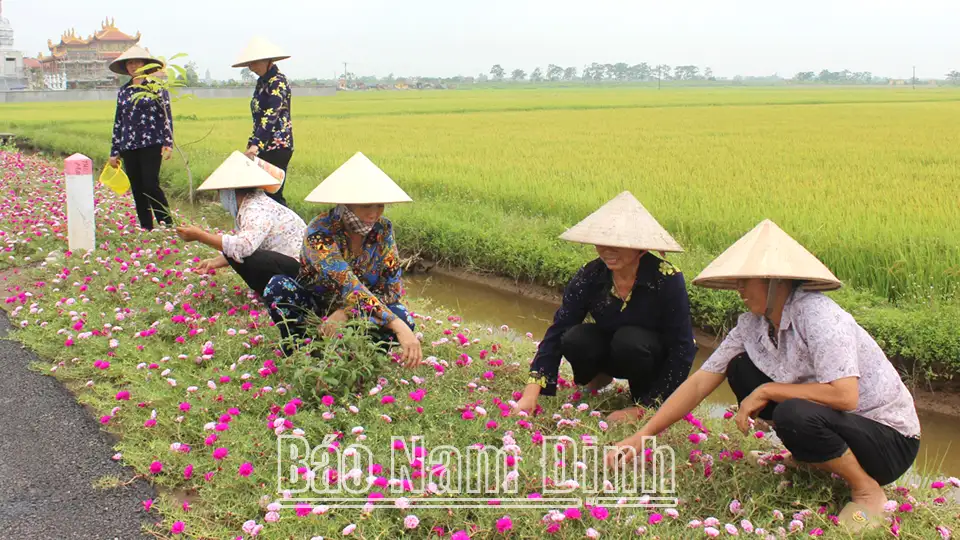Phụ nữ thi đua học và làm theo Bác