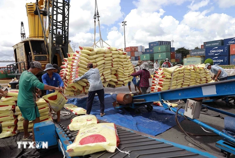 Thị trường nông sản đỏ lửa, giá dầu chạm đáy 4 năm