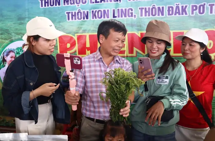 Chủ tịch xã tập huấn, giúp dân cách livestream bán hàng trên mạng