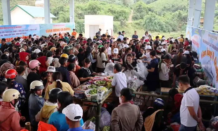 Chủ tịch xã tập huấn, giúp dân cách livestream bán hàng trên mạng