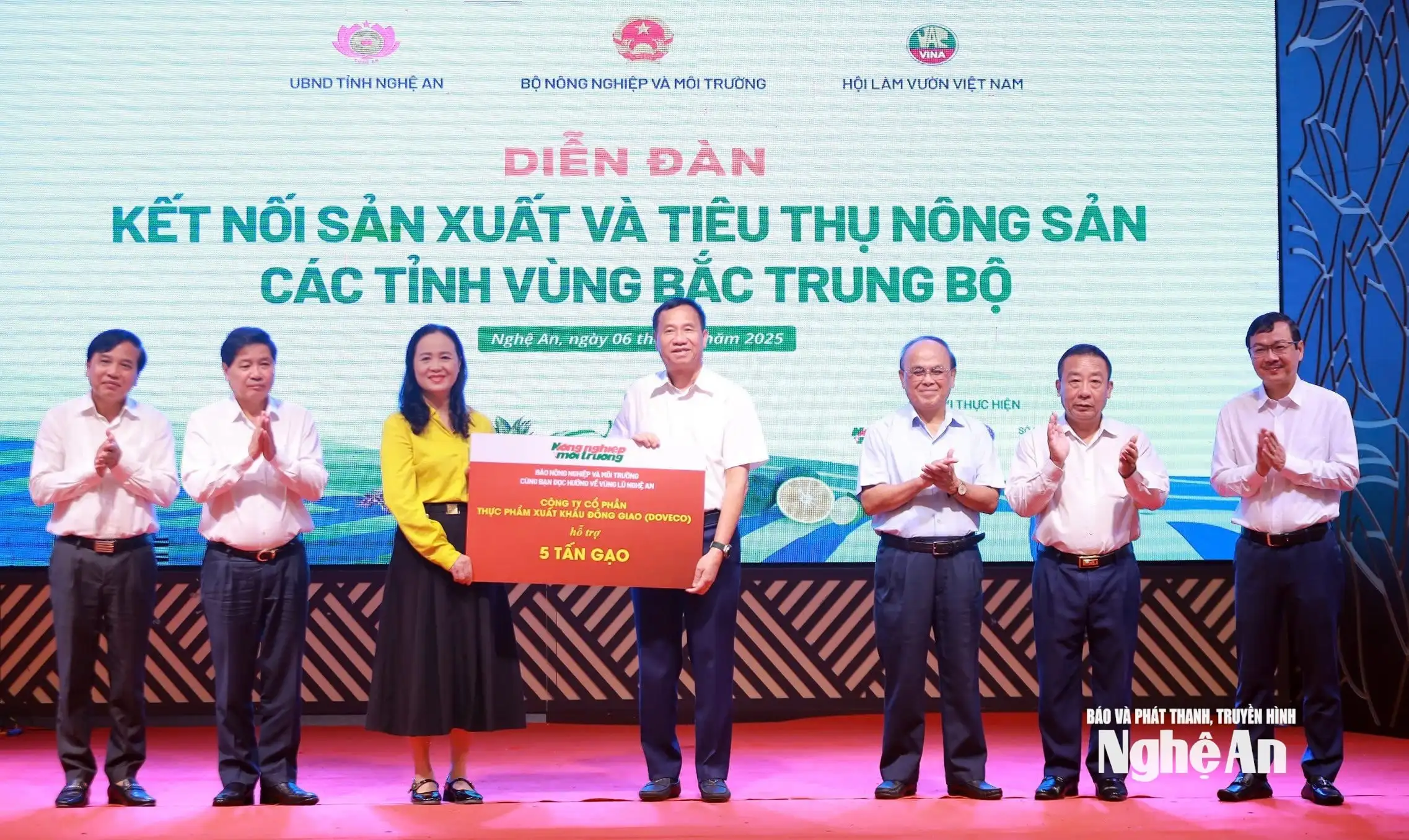 Kết nối sản xuất, tiêu thụ nông sản dứa, chè, cây ăn quả có múi các tỉnh vùng Bắc Trung Bộ