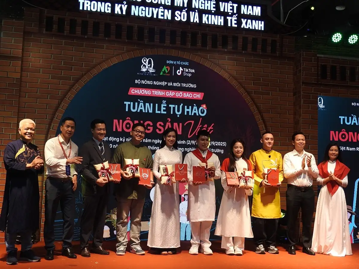 Nhiều KOL livestream bán nông sản, sản phẩm OCOP tại không gian triển lãm thành tựu đất nước