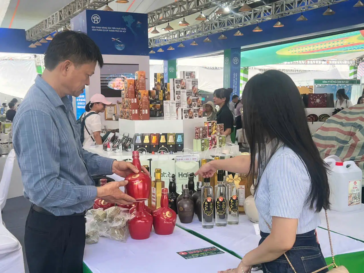 Rượu hoa cúc làng Ngâu: “Hồn cốt” làng Việt trong sản phẩm OCOP Thủ đô