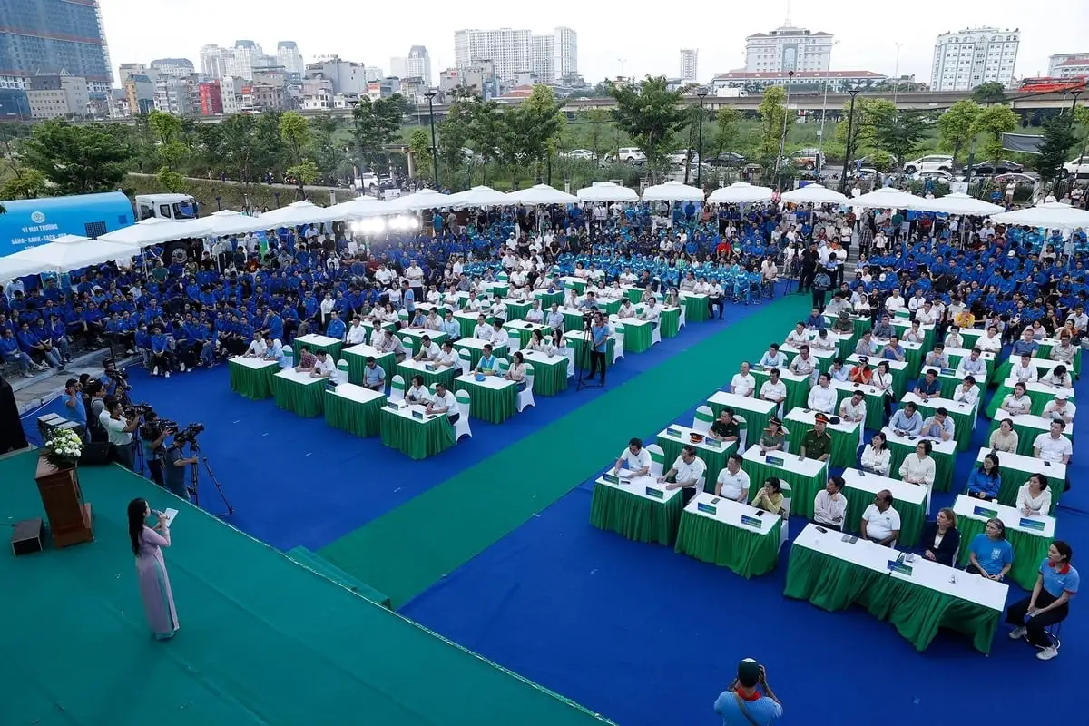 Vì một Việt Nam sáng &#8211; xanh &#8211; sạch &#8211; đẹp: Hàng trăm người cùng xuống đường thu gom, phân loại rác