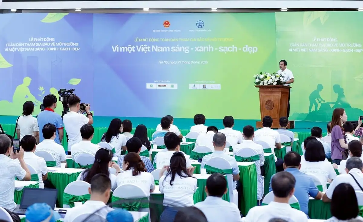 Vì một Việt Nam sáng &#8211; xanh &#8211; sạch &#8211; đẹp: Hàng trăm người cùng xuống đường thu gom, phân loại rác