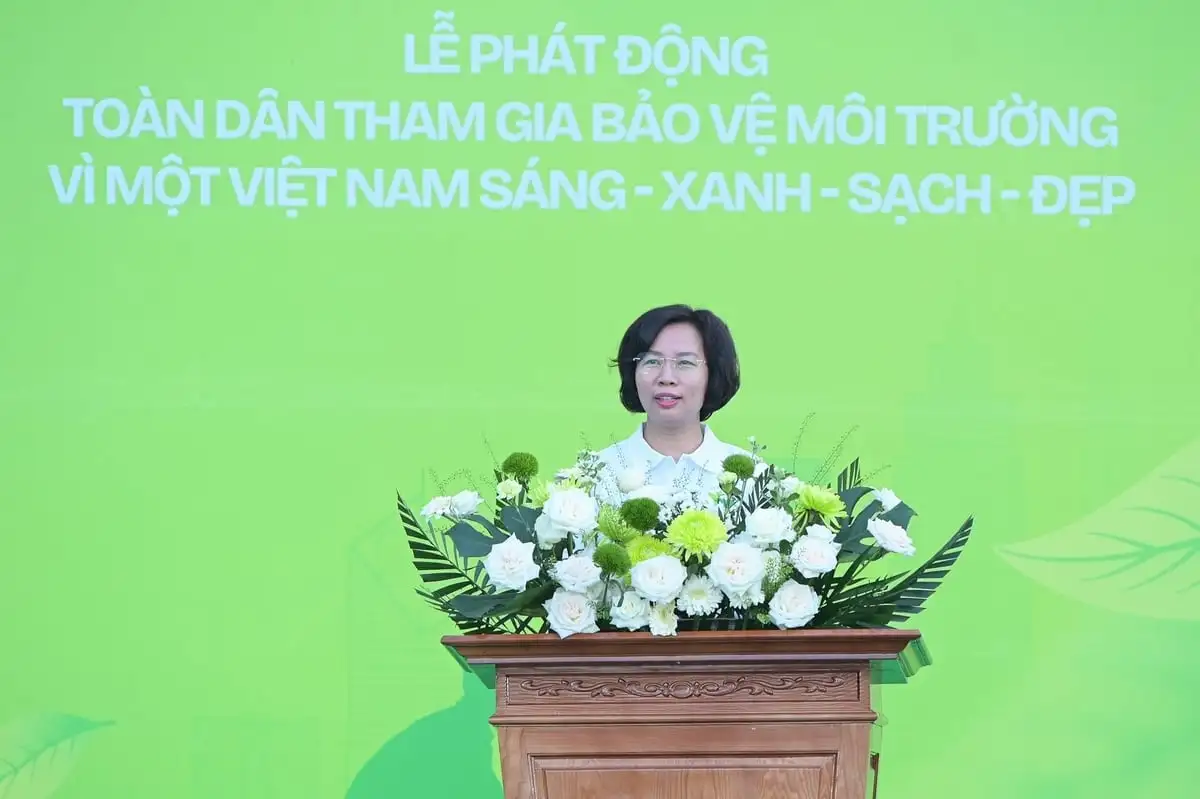 Vì một Việt Nam sáng &#8211; xanh &#8211; sạch &#8211; đẹp: Hàng trăm người cùng xuống đường thu gom, phân loại rác