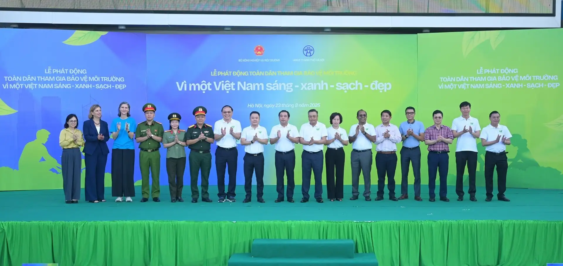 Vì một Việt Nam sáng &#8211; xanh &#8211; sạch &#8211; đẹp: Hàng trăm người cùng xuống đường thu gom, phân loại rác