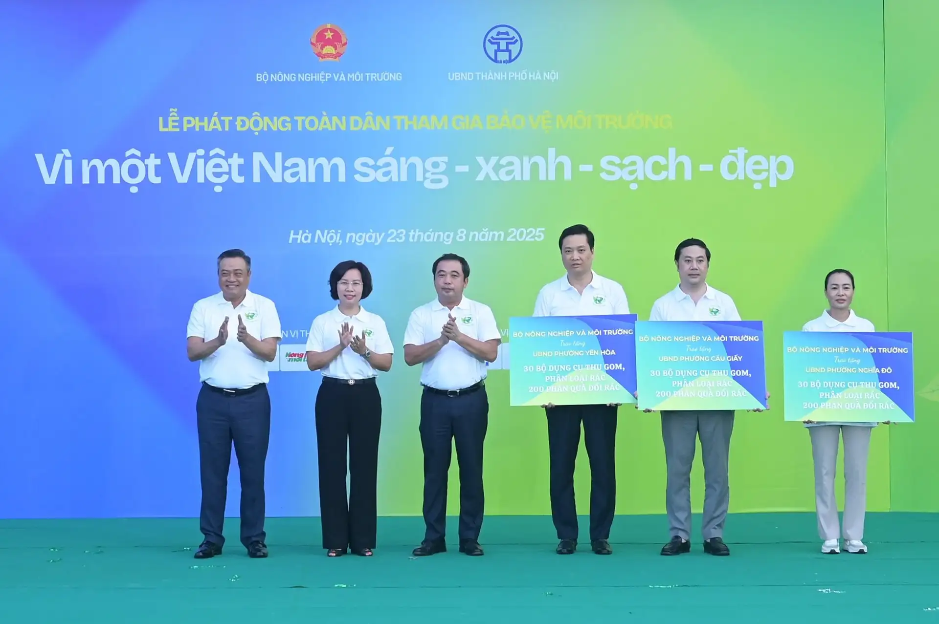 Vì một Việt Nam sáng &#8211; xanh &#8211; sạch &#8211; đẹp: Hàng trăm người cùng xuống đường thu gom, phân loại rác