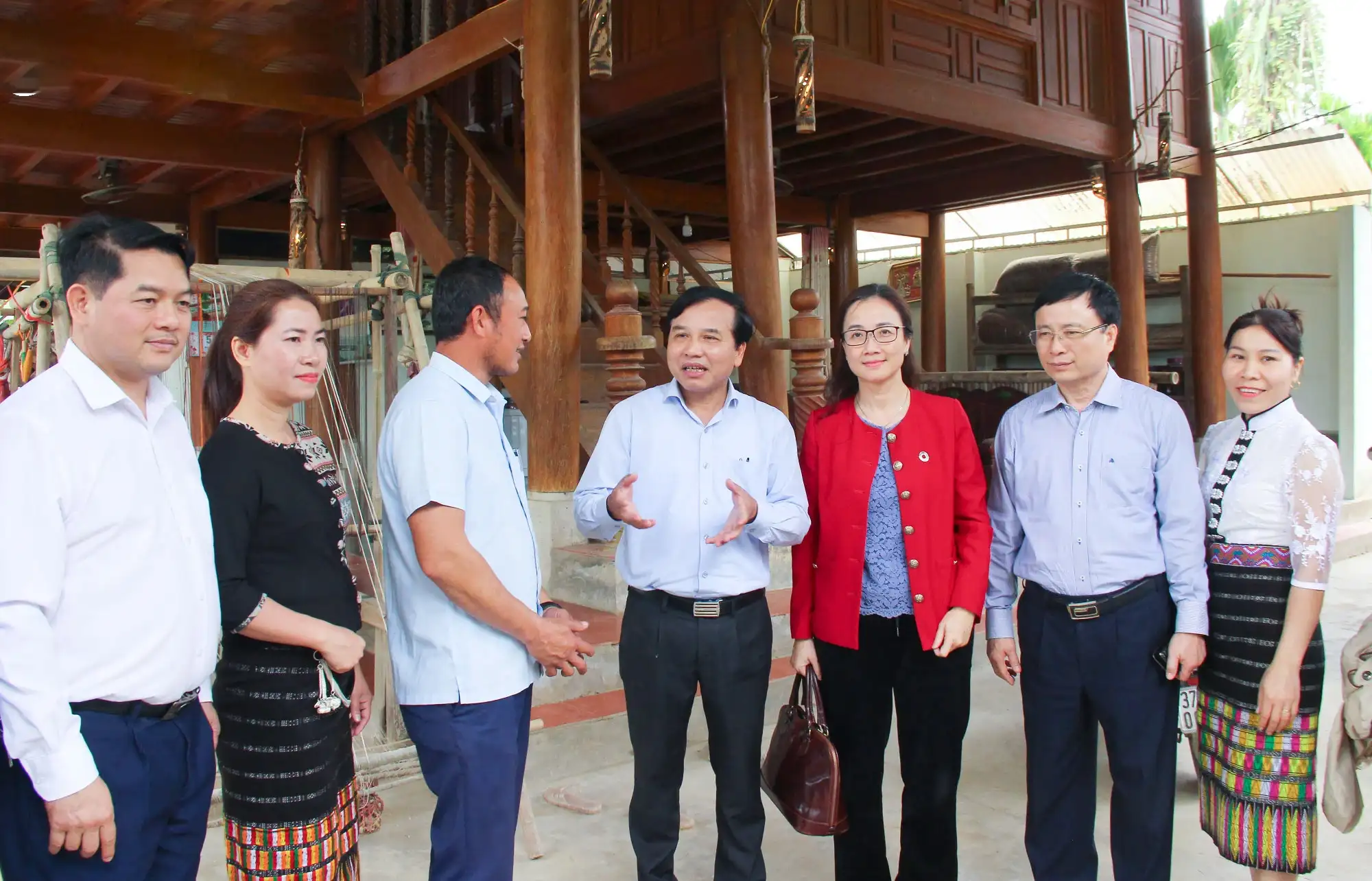 CÂU CHUYỆN GIẢM NGHÈO