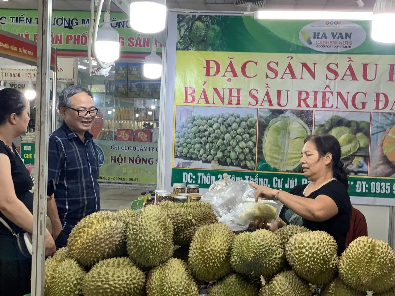 Khai mạc phiên chợ nông sản đặc sản 2025 tại Hà Nội, một nông dân Cư Jút bán 2 tạ sầu riêng chỉ trong buổi sáng