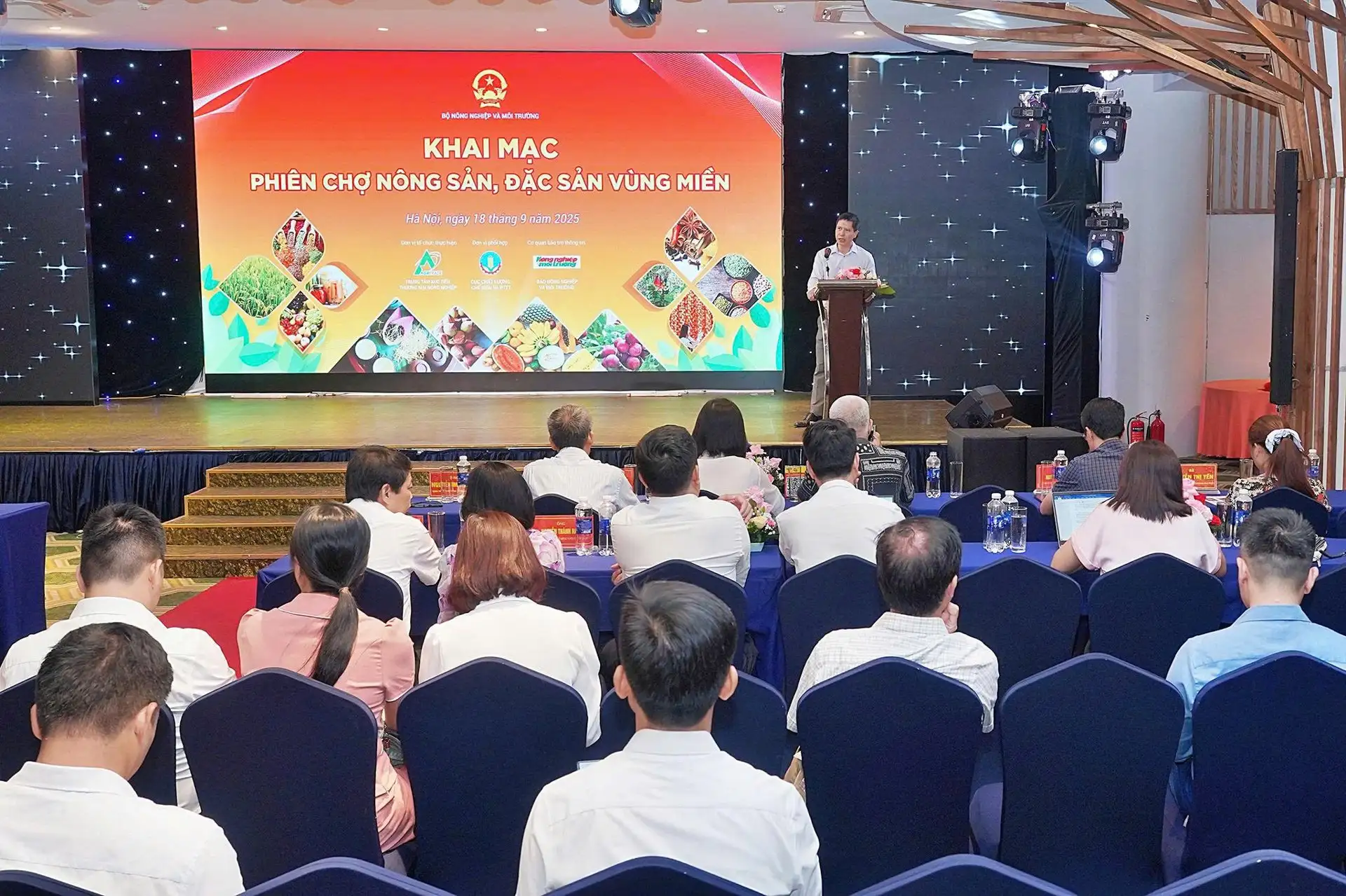 Khai mạc phiên chợ nông sản đặc sản 2025 tại Hà Nội, một nông dân Cư Jút bán 2 tạ sầu riêng chỉ trong buổi sáng