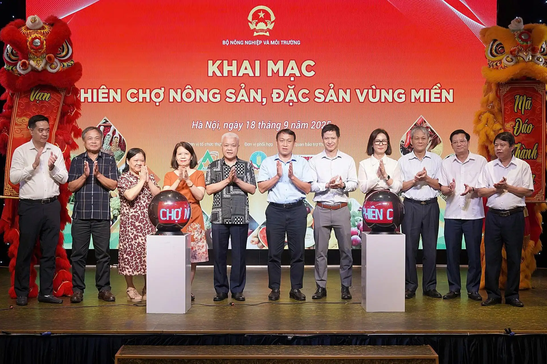 Khai mạc phiên chợ nông sản đặc sản 2025 tại Hà Nội, một nông dân Cư Jút bán 2 tạ sầu riêng chỉ trong buổi sáng