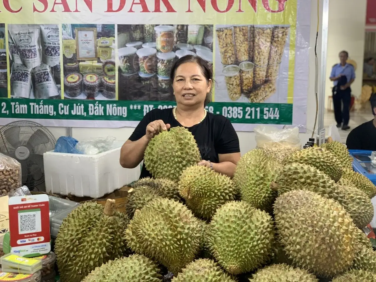 Khai mạc phiên chợ nông sản đặc sản 2025 tại Hà Nội, một nông dân Cư Jút bán 2 tạ sầu riêng chỉ trong buổi sáng