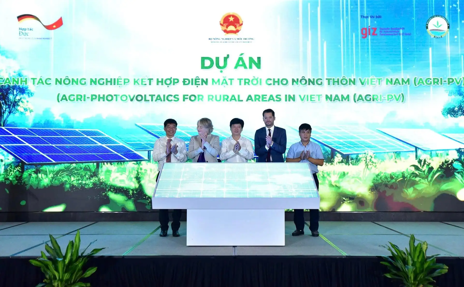 Lần đầu tiên tại Việt Nam có mô hình nông nghiệp kết hợp điện mặt trời, vừa sản xuất, vừa tạo ra năng lượng sạch