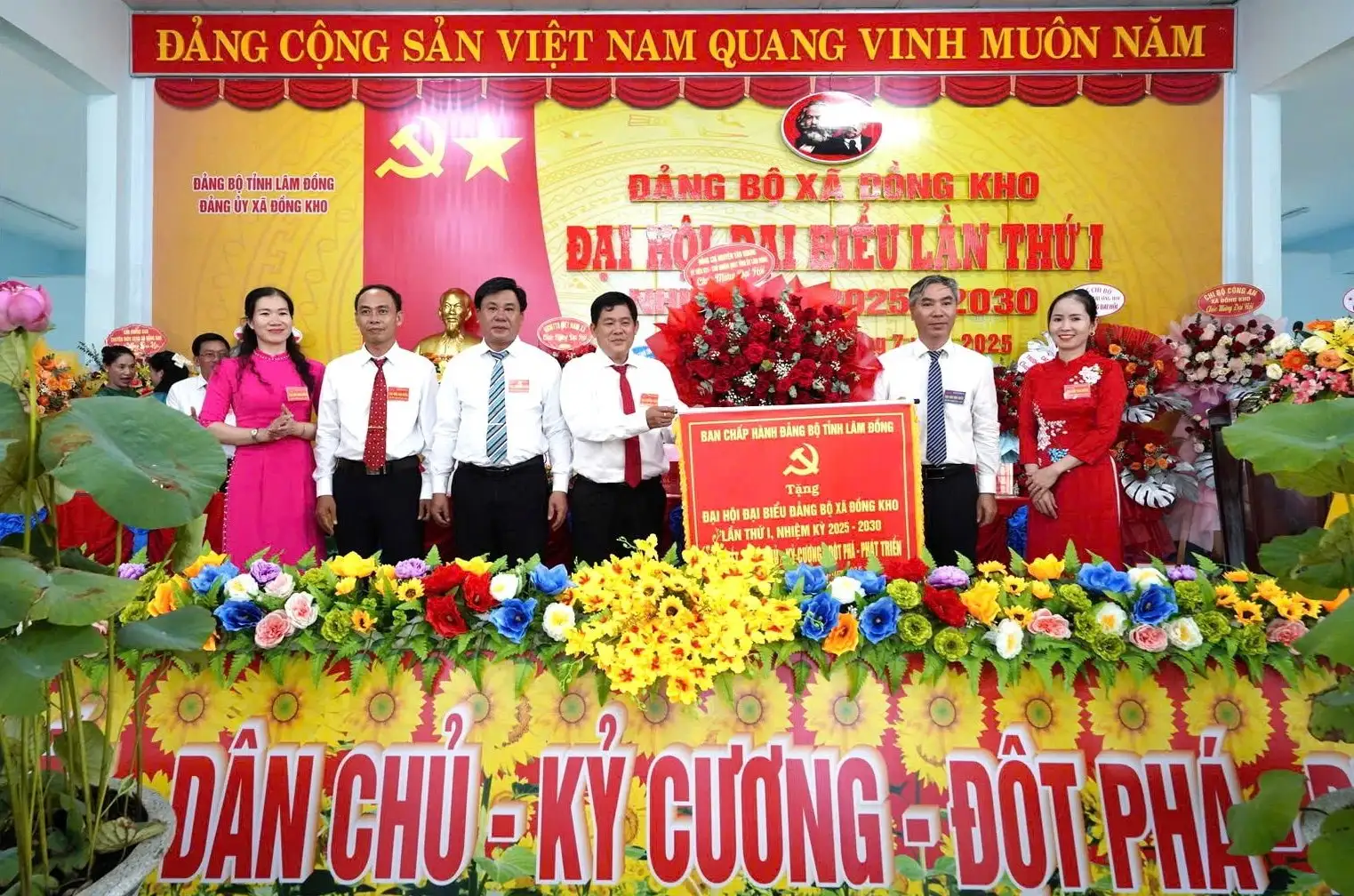 Nông dân xã miền núi tỉnh Lâm Đồng (tỉnh Bình Thuận trước đây) rủ nhau trồng cây xanh làm đẹp tuyến đường nông thôn mới