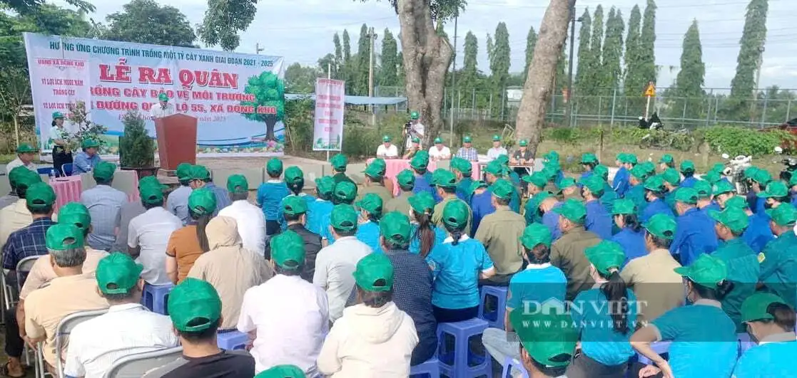 Nông dân xã miền núi tỉnh Lâm Đồng (tỉnh Bình Thuận trước đây) rủ nhau trồng cây xanh làm đẹp tuyến đường nông thôn mới