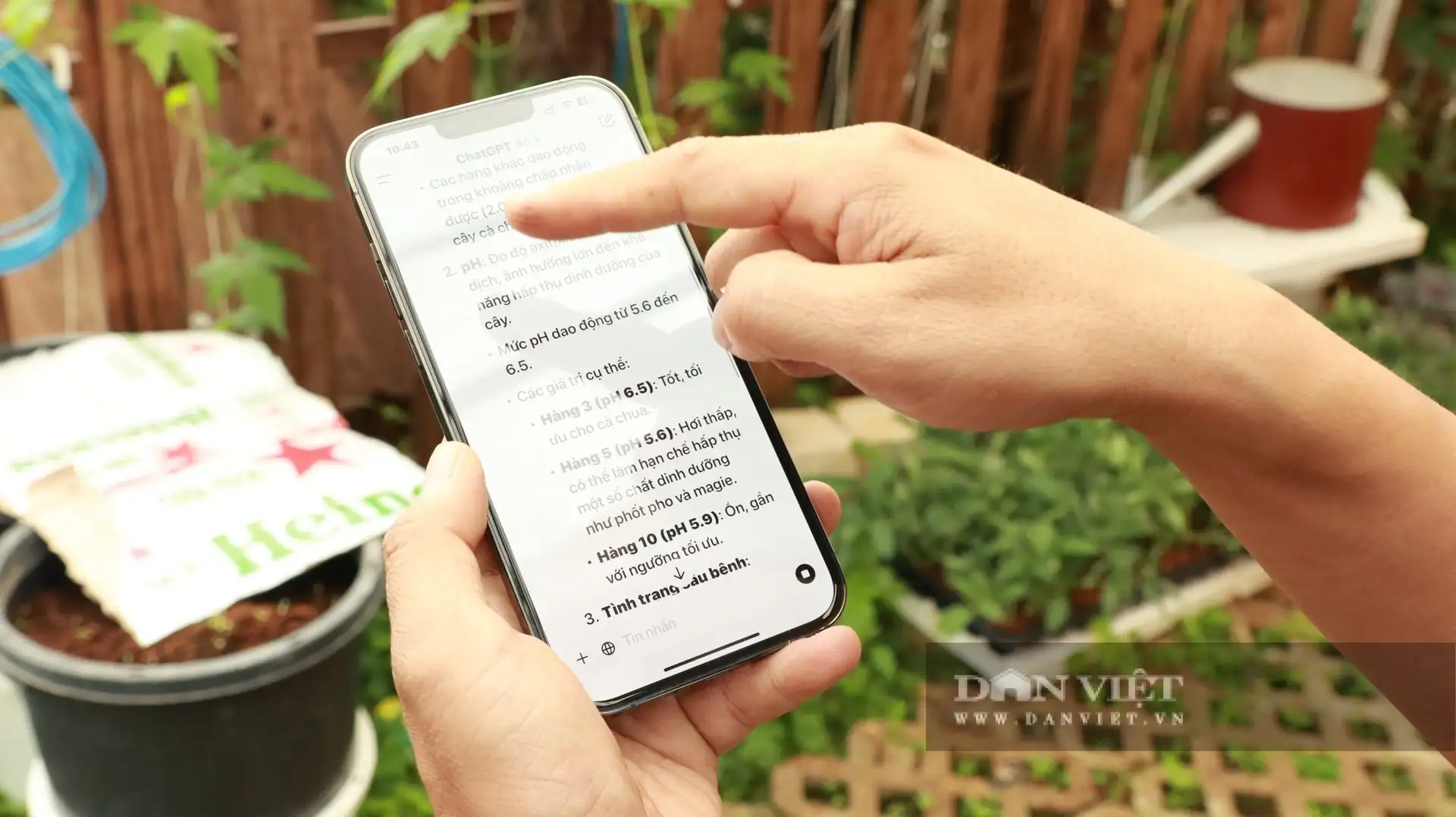 Nông nghiệp công nghệ cao Lâm Đồng, nông dân tưới rau, chăm hoa mà chả phải ra vườn nhờ chuyển đổi số