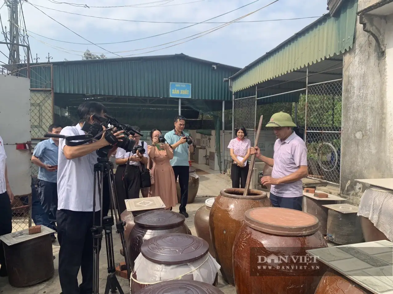&#8220;Nước mắm nhà ăn&#8221; màu cánh gián do một người Nghệ An làm đạt 3 sao OCOP, cả làng khen