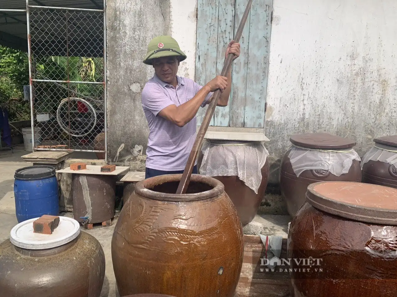 “Nước mắm nhà ăn” màu cánh gián do một người Nghệ An làm đạt 3 sao OCOP, cả làng khen