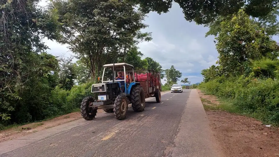Ở biên giới Gia Lai, nông dân trồng lúa dựa vào nước trời, từ khi nhà nước xây một con đập, máy móc chạy đầy đồng