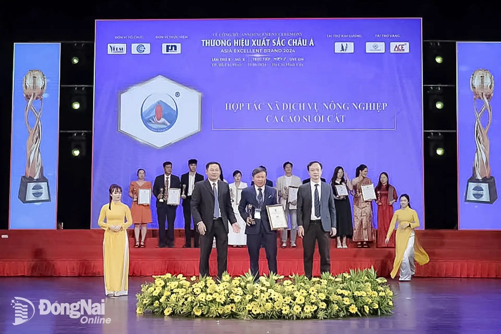 Đây, loại cây ra quả bự trên thân, trồng thành công ở Đồng Nai, sản phẩm ra chợ toàn cầu