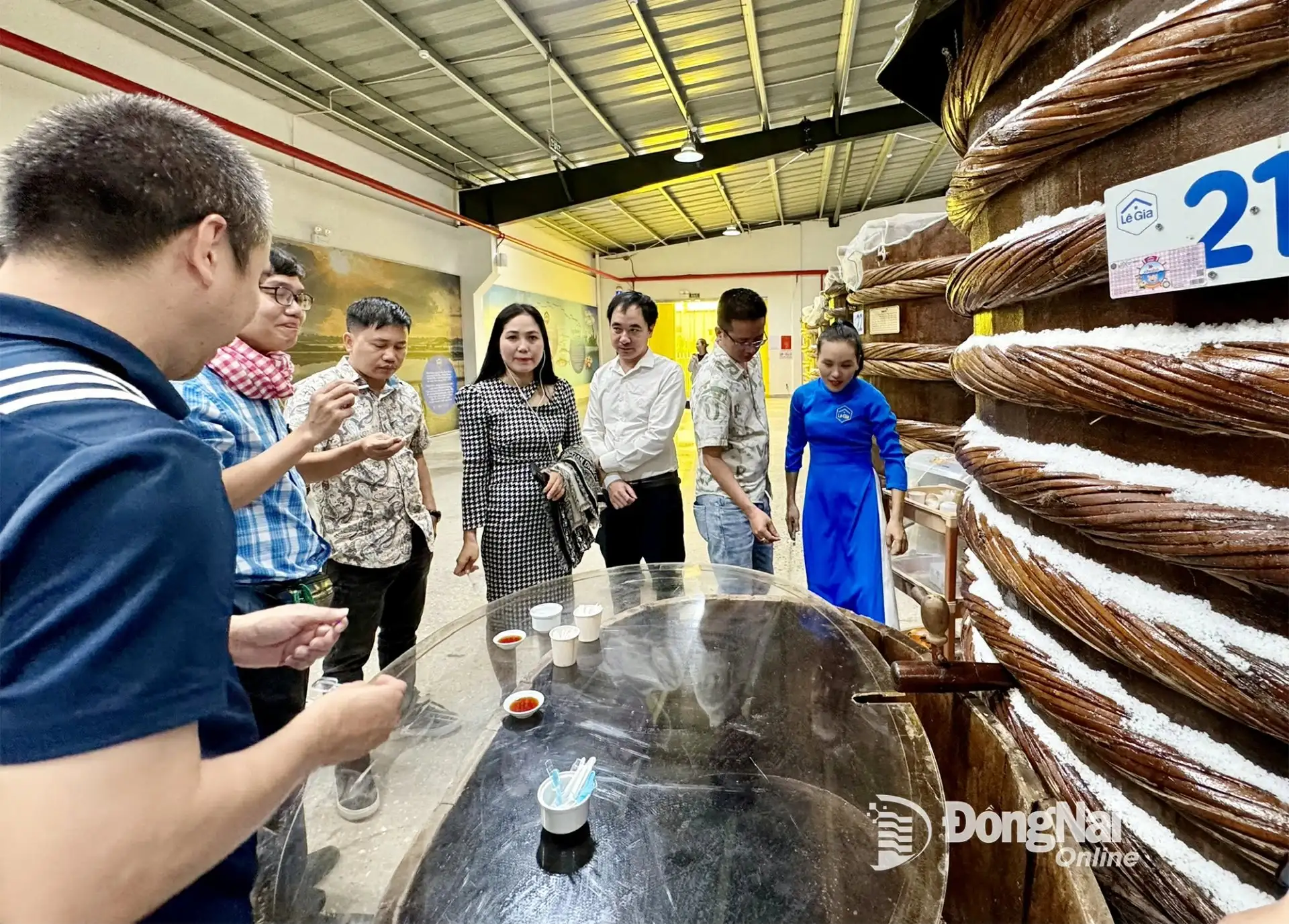 Đi vô một nhà máy hoành tráng ở Thanh Hóa thấy rót ra thứ nước màu cánh gián, đạt 5 sao OCOP, bán sang cả châu Âu