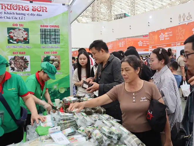 Du khách trải nghiệm tinh hoa của các vùng miền tại Hội chợ Mùa Thu 2025