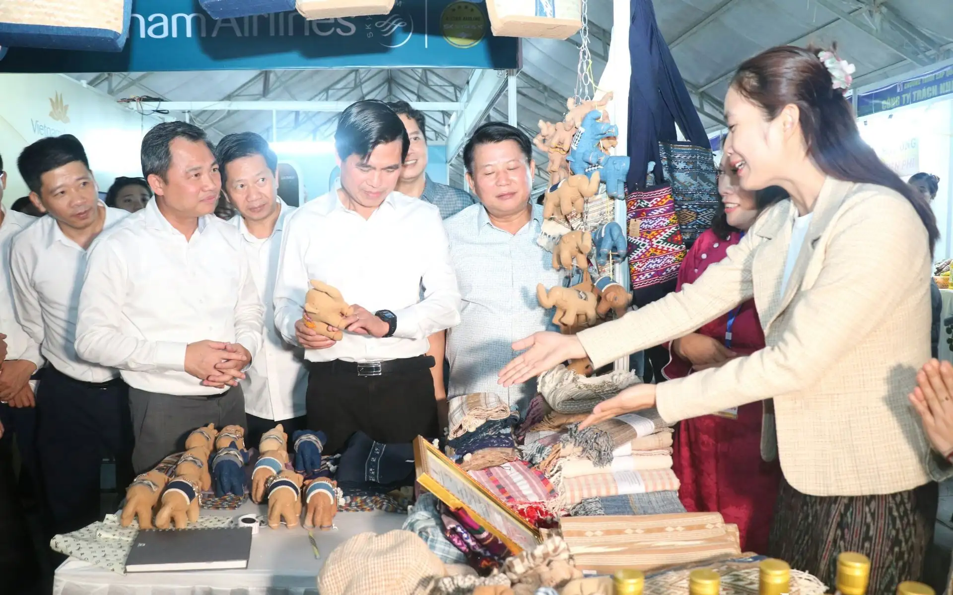 Khai mạc Hội chợ xúc tiến thương mại nông sản và sản phẩm OCOP khu vực Tây Bắc &#8211; Sơn La năm 2025