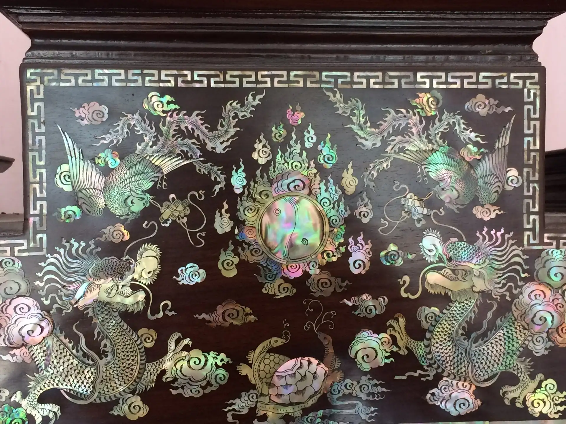 Một sản phẩm OCOP được làm từ bàn tay người thợ Chuyên Mỹ khiến du khách nước ngoài trầm trồ