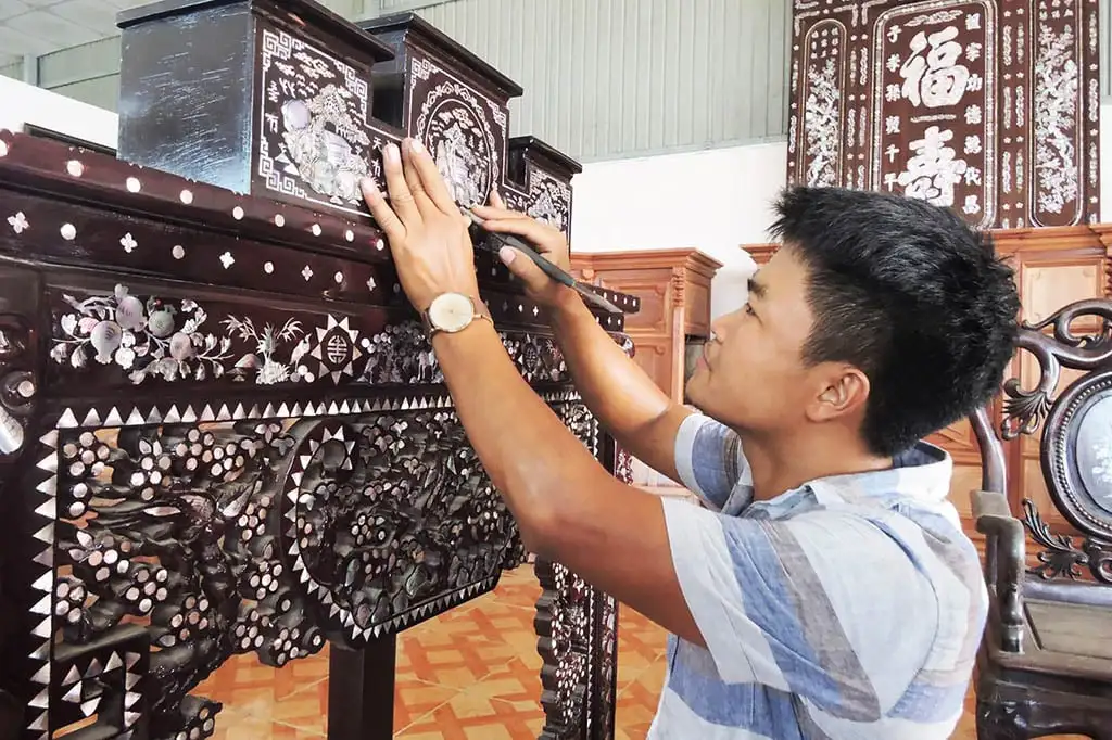 Một sản phẩm OCOP được làm từ bàn tay người thợ Chuyên Mỹ khiến du khách nước ngoài trầm trồ