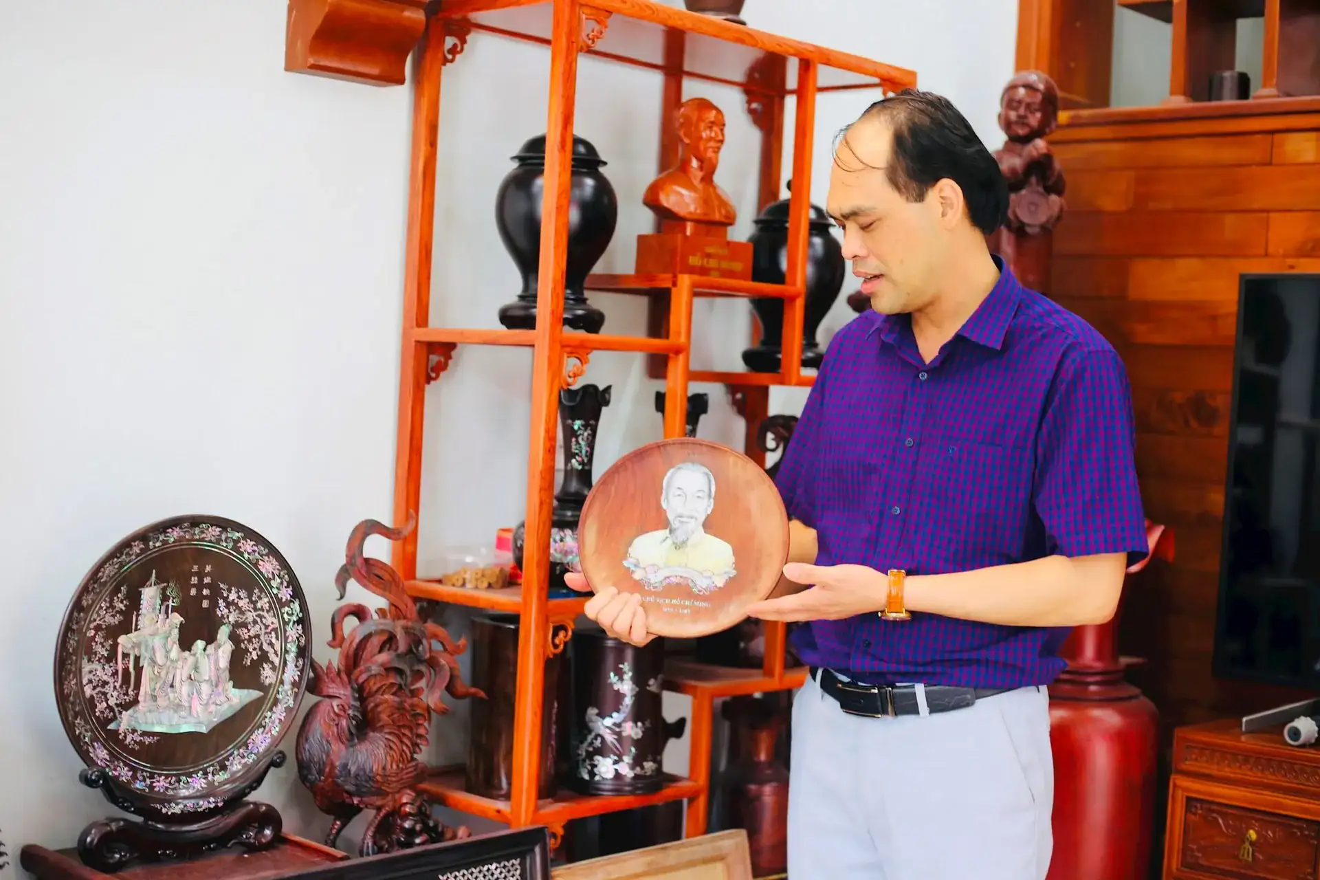 Một sản phẩm OCOP được làm từ bàn tay người thợ Chuyên Mỹ khiến du khách nước ngoài trầm trồ