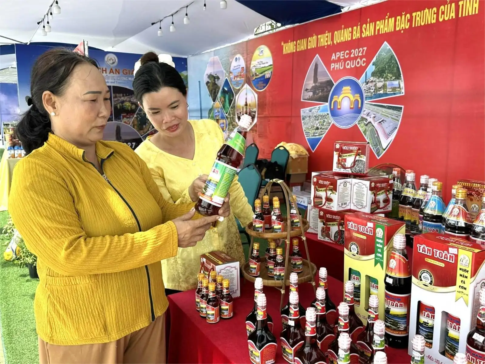 Rộn ràng Hội chợ Thương mại, trưng bày sản phẩm OCOP, du lịch của An Giang