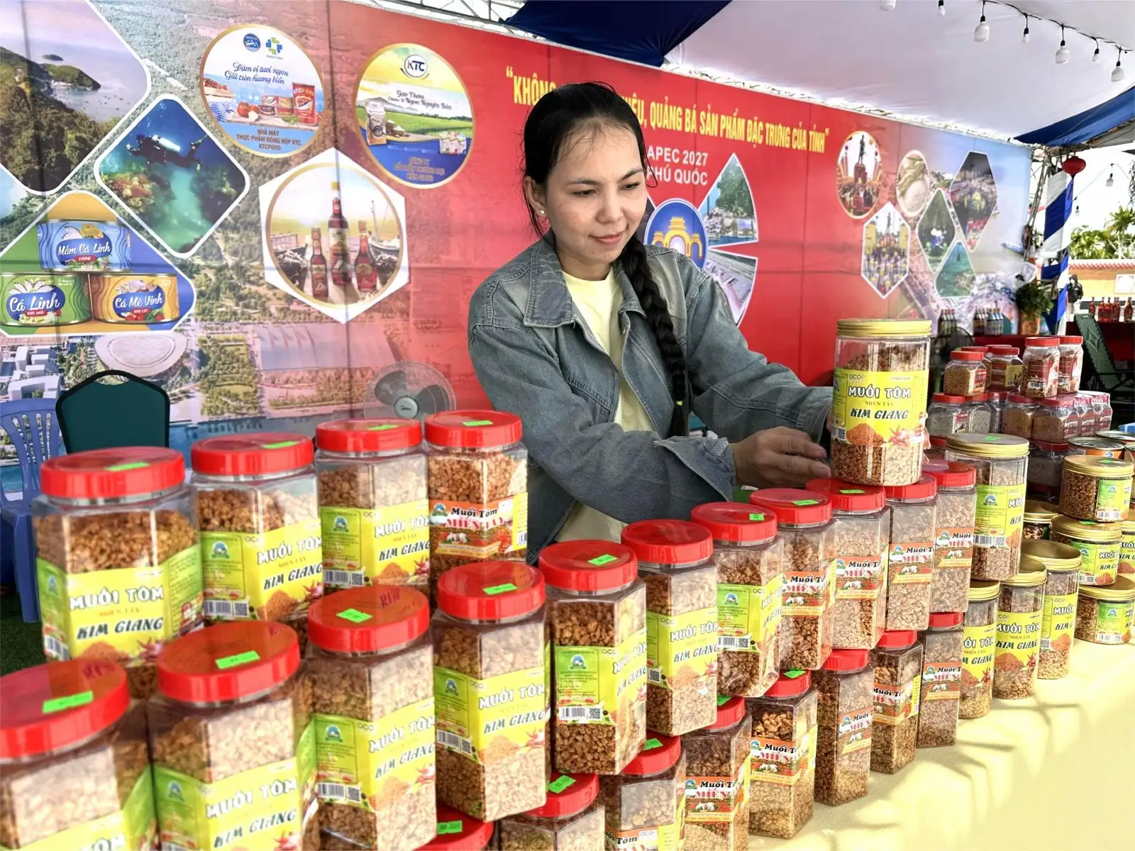 Rộn ràng Hội chợ Thương mại, trưng bày sản phẩm OCOP, du lịch của An Giang