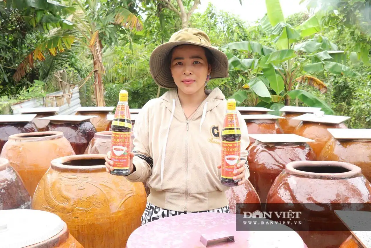 Từ loài cá đặc sản chạy đàn mùa nước nổi, một phụ nữ An Giang làm ra thứ nước mắm đạt 3 sao OCOP, cả làng khen thơm